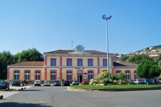 Vue du bâtiment voyageurs de la gare de Tarare, dans le Rhône.