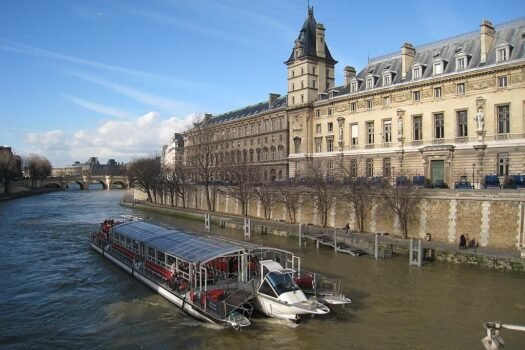 Photo du Quai des Orfèvres à Paris vu de la Seine pour illustrer l'article sur les rues les plus chères de France
